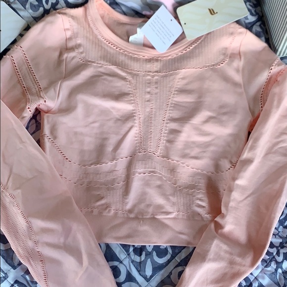 Fabletics Tops - Fabletics cropped top